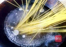 茄汁意面的做法图解1