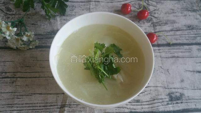 大火煮开转小火煮2分钟即可出锅，加入少许香油和香菜