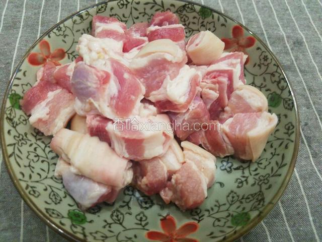将五花肉冲洗干净，切成小方块。