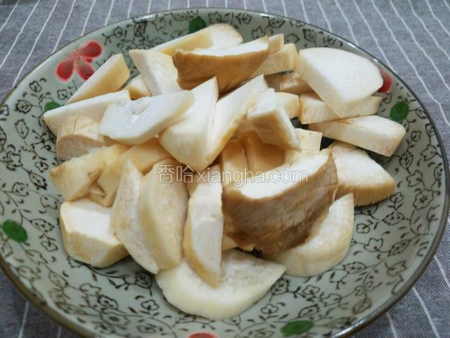 将杏鲍菇切成片。