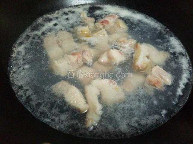 将五花肉凉水下锅，放入料酒，开大火煮五分钟。