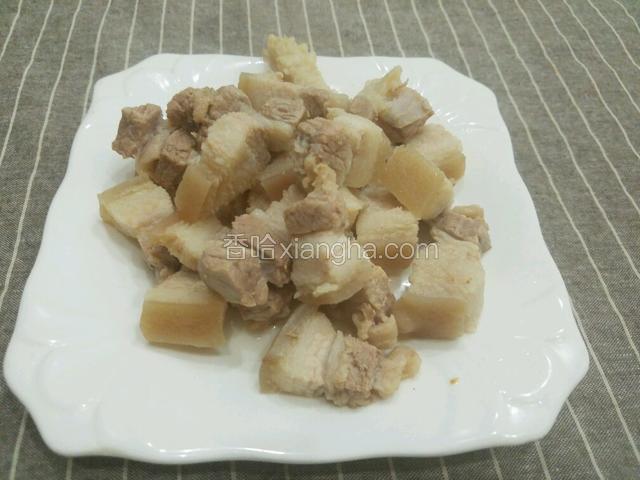 煮好的五花肉，沥干水盛出来备用。