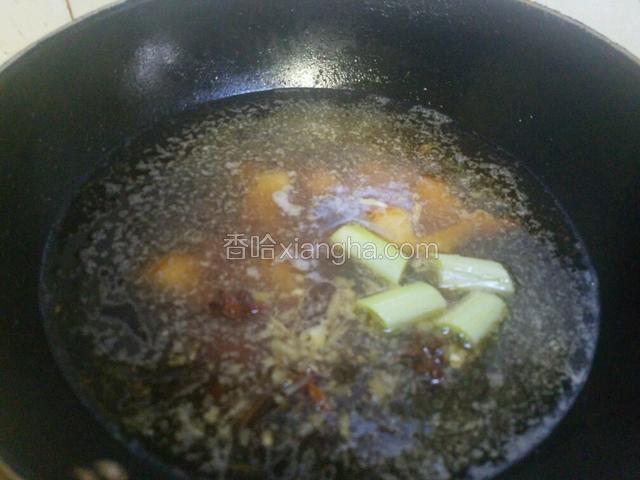然后放入八角,桂皮,葱,姜继续翻炒出香味。往锅中添半锅开水。
