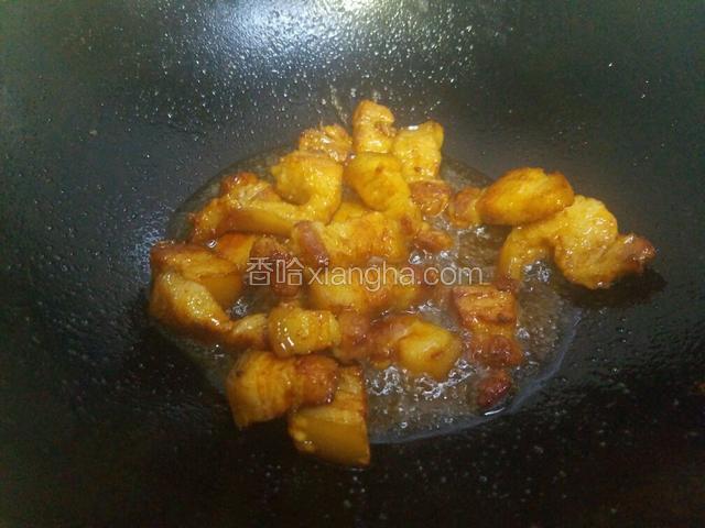 放入煮好的五花肉迅速翻炒，让五花肉都裹上糖色。