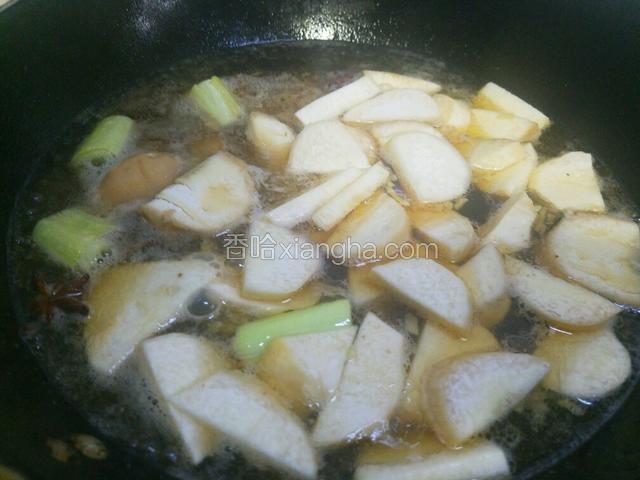 水滚起来后转中火，放入杏鲍菇,盐一起炖，直到收汁。