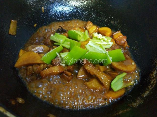 收汁前放入青椒炒至五成熟，放入鸡精提味。