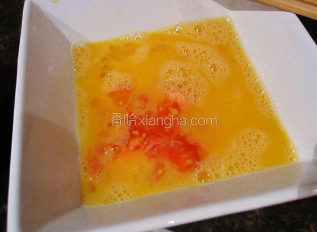 鸡蛋液打散加入番茄汁加少许白胡椒粉和盐拌匀