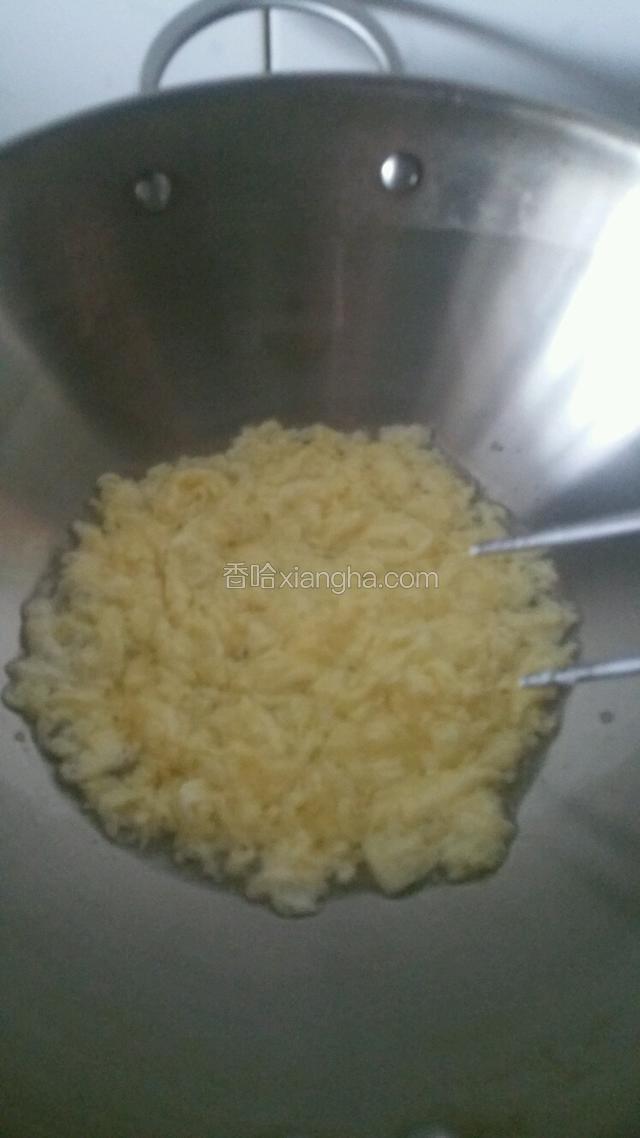 锅中加入适量油烧热，鸡蛋加入少许料酒搅拌均匀下锅用筷子搅拌均匀