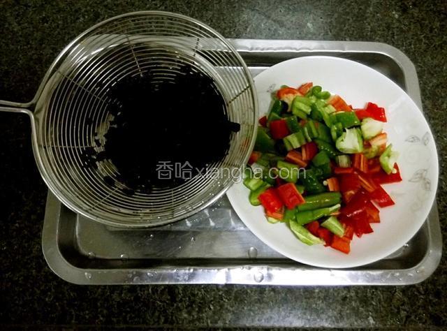 青、红椒切丁，豆豉洗净滤干，待用。