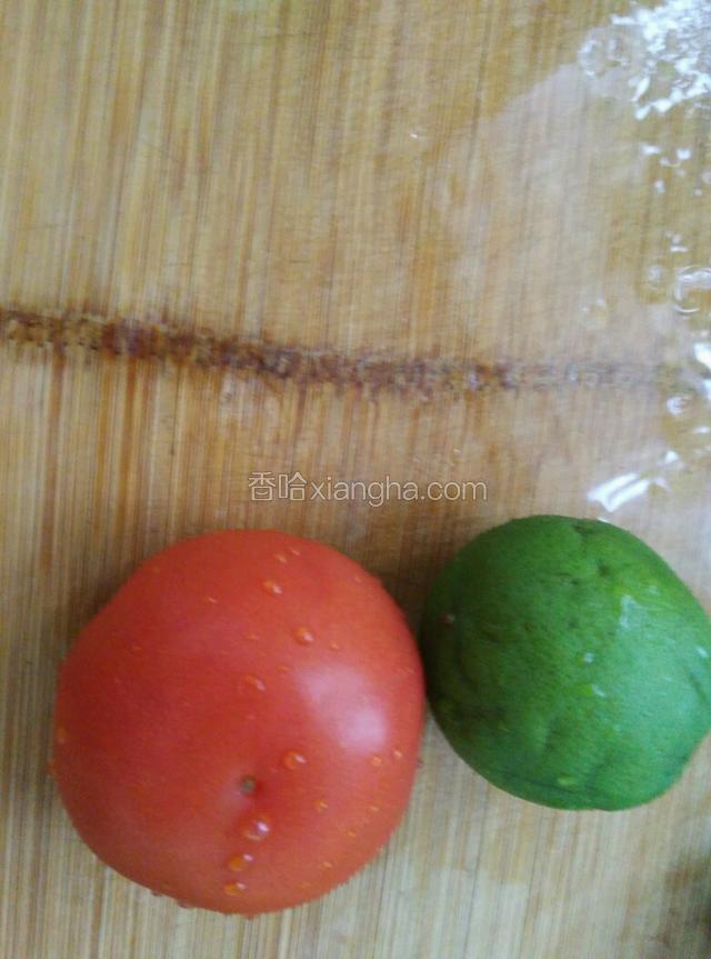 番茄、柠檬各一个。