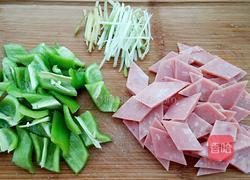 青椒火腿的做法图解1