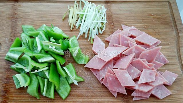 准备食材:把青椒和火腿切成菱形片，葱、姜切丝。