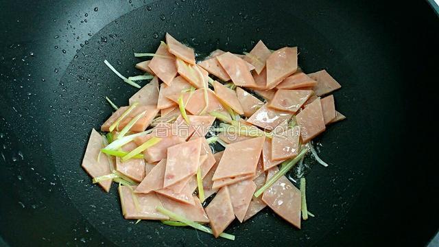 然后放入火腿煸炒出油。