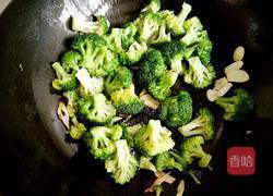 西兰花炒火腿的做法图解5