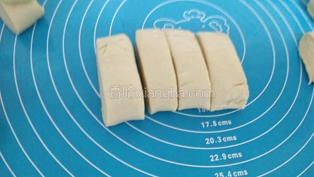 切成宽三厘米的小条，盖保鲜膜再次醒15分钟