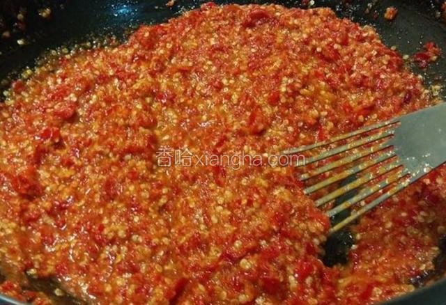 炒到辣椒软化后加入白醋和芝麻油炒匀关火