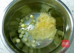 雪耳莲子羹的做法图解2