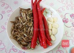 炒小鱼干的做法图解1