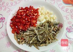 炒小鱼干的做法图解2