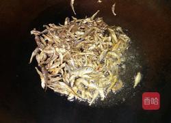 炒小鱼干的做法图解3