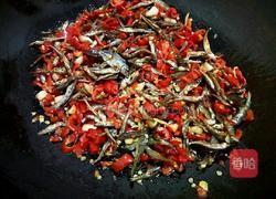 炒小鱼干的做法图解5