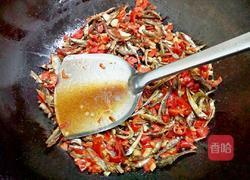 炒小鱼干的做法图解7