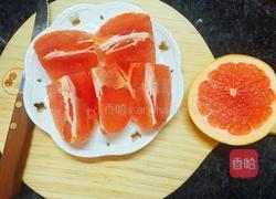 鲜榨胡柚汁的做法图解2