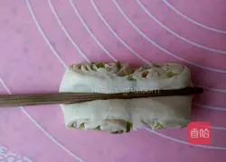 Illustration of how to make sesame and scallion oil flower rolls 11