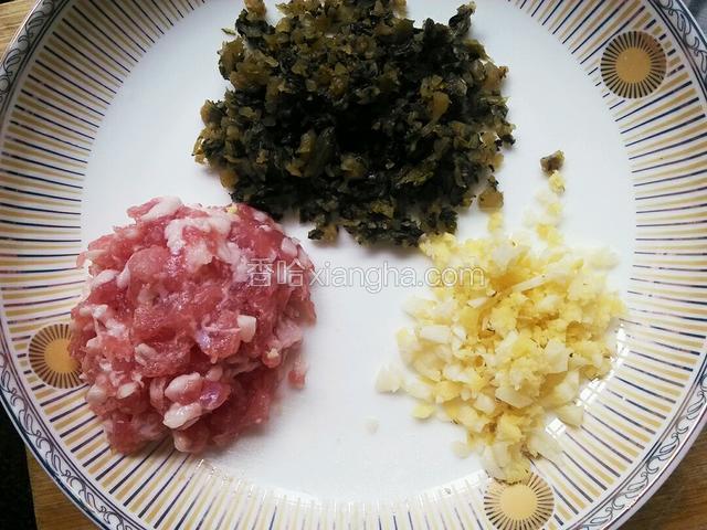 碎米芽菜50克，肉沫50克，姜蒜切末