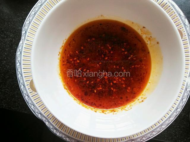 碗中加入鸡精，油辣子，香油，花椒油，生抽，水烧开后，添一大勺水于碗中
