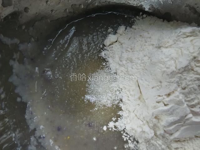 往盆里加入盐，白糖，面粉。