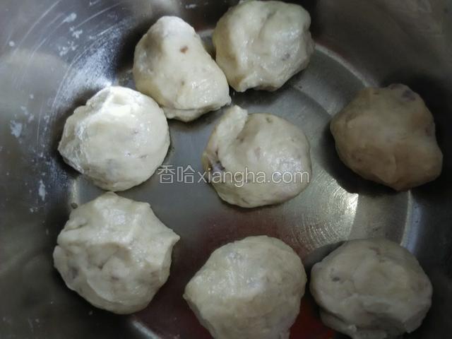 把面团分成小剂子。