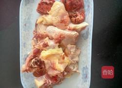 鸡骨架炖土豆的做法图解1