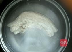 煮猪肉土豆的做法图解1