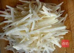 土豆炒鸡胸肉的做法图解1