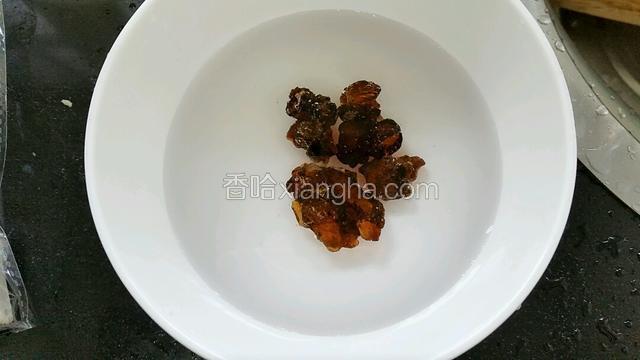 桃胶洗净泡水8小时以上