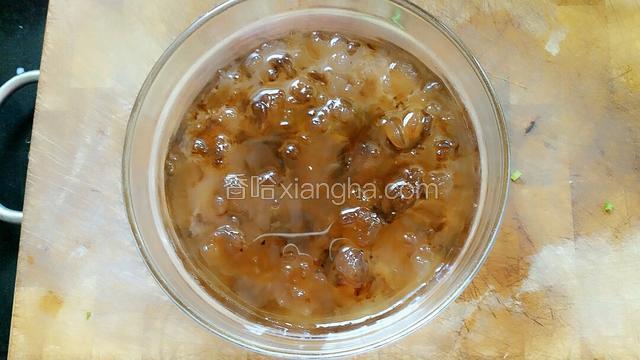 泡开的桃胶去杂质