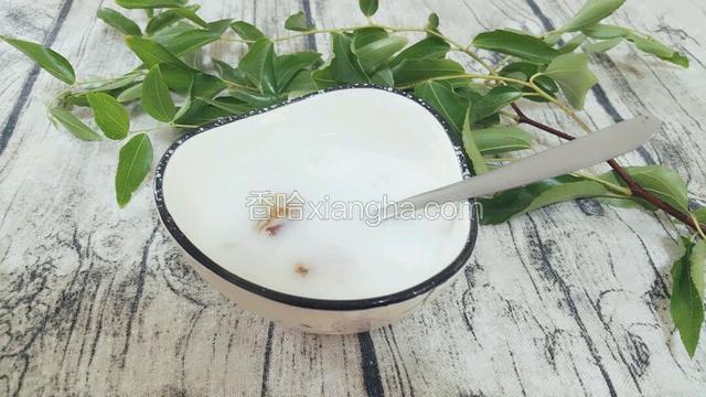 装碗倒点蜂蜜拌匀即可，冰一饼更好吃