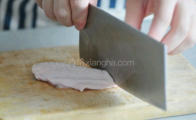 鸭翅洗净切去鸭翅尖