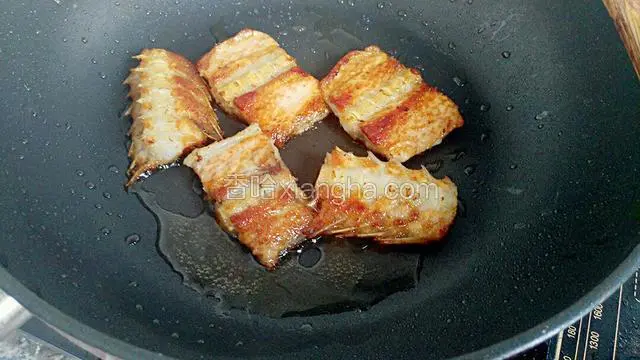 煎至双面金黄  装起备用