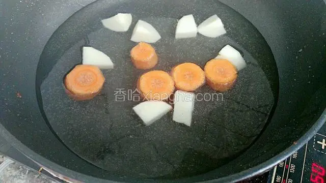 另起锅放入萝卜块和土豆块加入适量的水