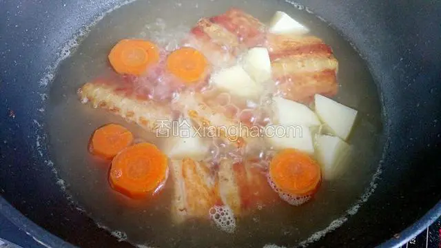 待水煮开后，再加入，三文鱼骨