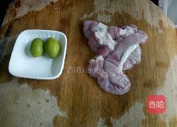 青橄榄炖猪粉肠的做法图解1