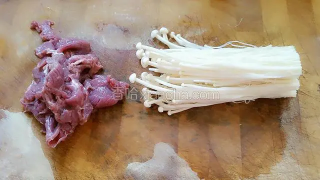 牛肉洗净如果片厚的话拍松，金针菇洗净去根部