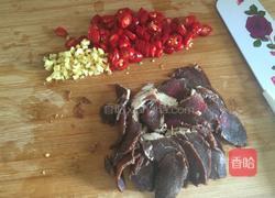 芥蓝炒腊牛肉的做法图解2