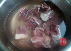 冬瓜薏米猪骨汤的做法图解2