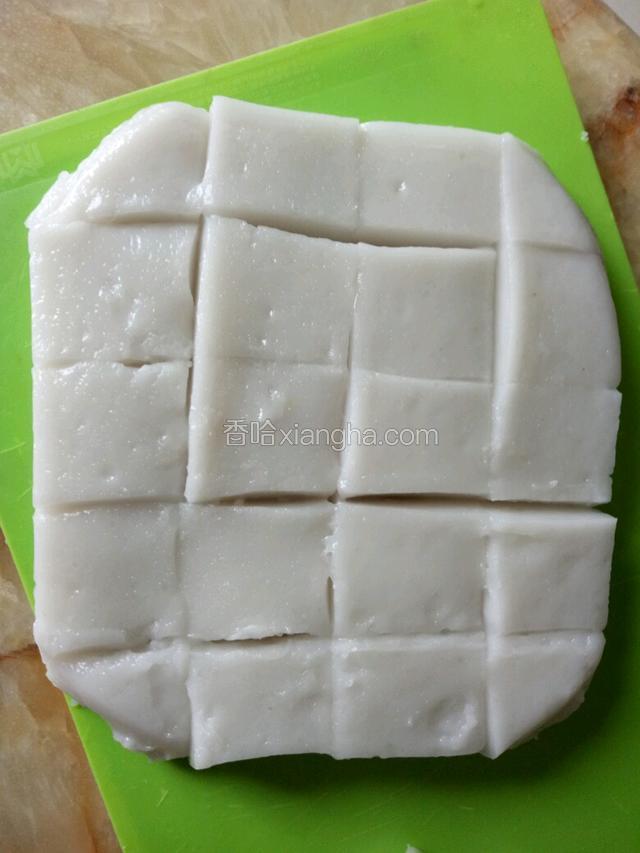脱模后切块。