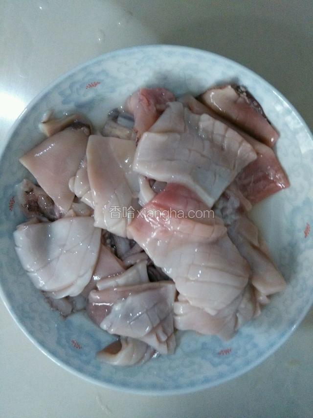 墨鱼，去内脏和眼睛，洗净，外膜撕掉，切好装盘备用。