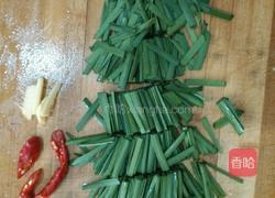韭菜炒墨鱼的做法图解3