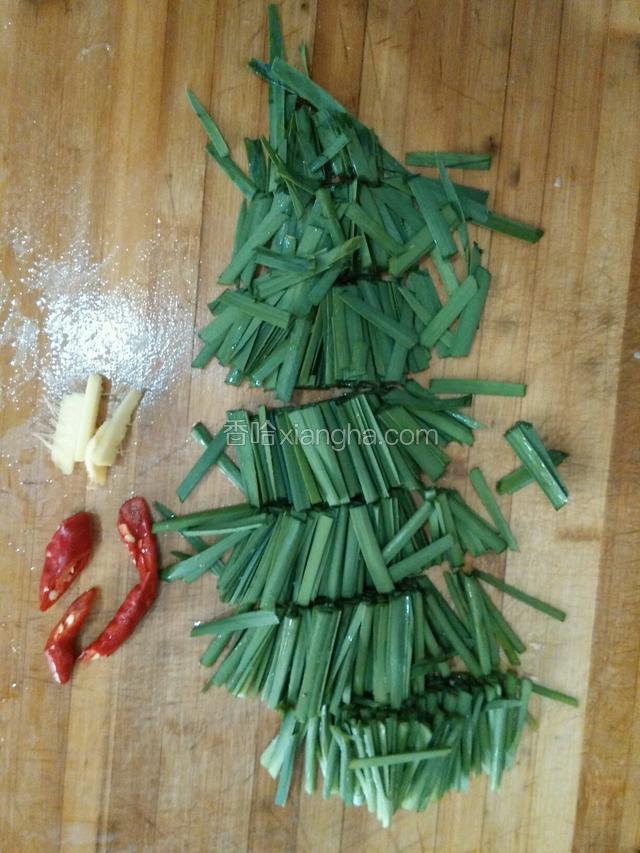将韭菜切段，姜切丝，辣椒切片。